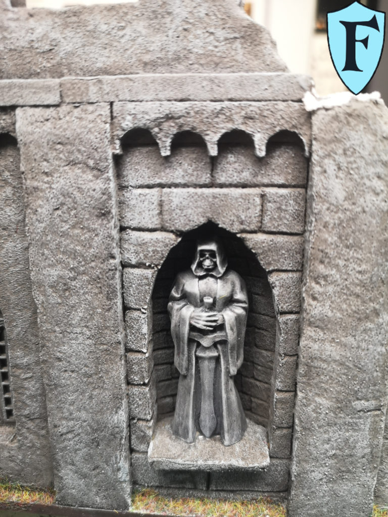 Wandnische mit Statue